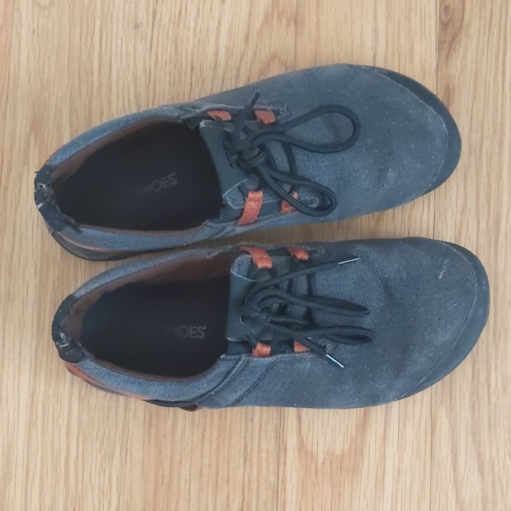 Xero shoes Hana in charcoal and orange